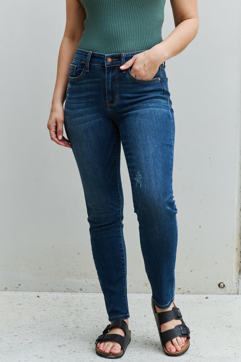 Casual Chic: Judy Blue Aila Regular Mid Rise Cropped Relax Fit Jeans