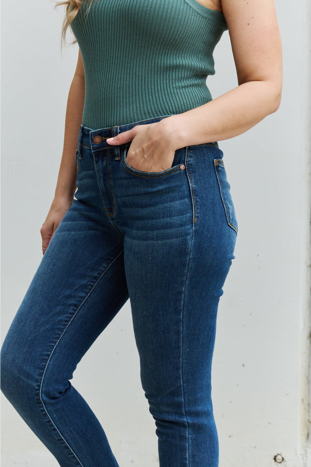 Casual Chic: Judy Blue Aila Regular Mid Rise Cropped Relax Fit Jeans